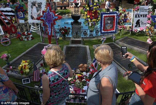 Έλβις Πρίσλεϊ: Χιλιάδες θαυμαστές στον τάφο του
